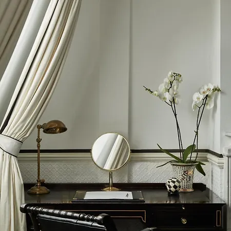 41 Hotel London Exterior photo A dressing table